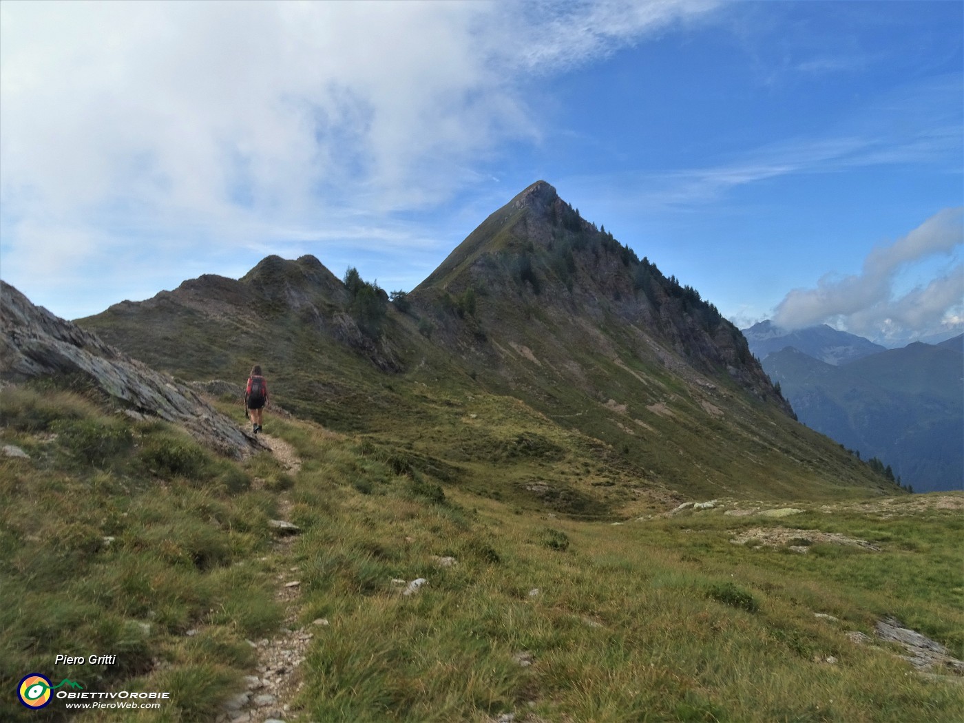 69 Dal laghetto al vicino Passo di Val Vegia (2164 m).JPG